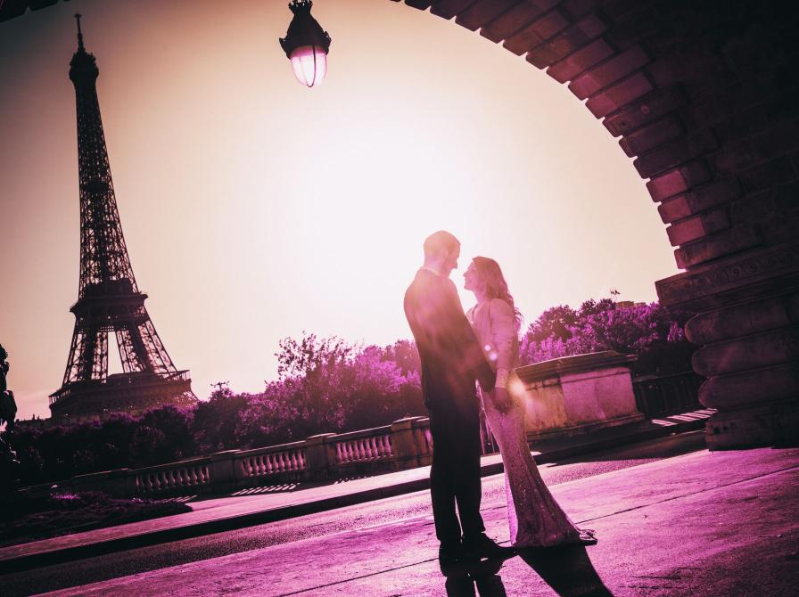 Par foran Eiffeltårnet